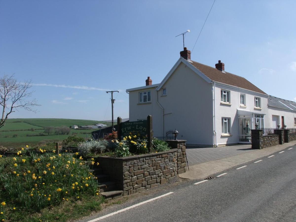 Erw-Lon Farm Bed and Breakfast Pontfaen Exteriör bild